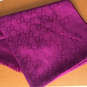💖BNWT GUCCI SCARF 💖